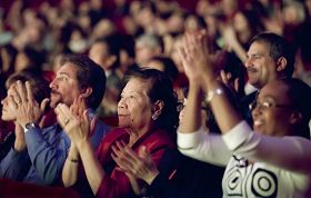 '二零一零年十二月二十三日晚，神韵纽约艺术团在美国德州休斯顿市著名的琼斯厅剧院的第三场演出'