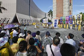 游行队伍抵达天星码头后，鼓乐团队表演，吸引许多人围观。