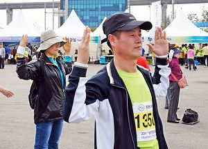 市民们跟着学炼法轮功