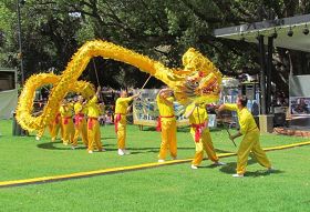 西澳法轮功学员的舞龙表演