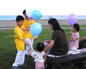 大法小弟子向游客传递“法轮大法好”