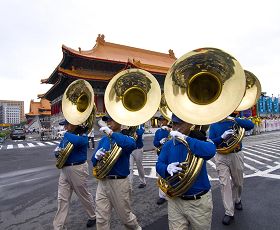 '二零一一年七月十七日下午三点半，“拯救善良停止迫害”大游行，从国父纪念馆出发，行经忠孝东路四段、忠孝东路三段、建国南路、仁爱路、金山南路、爱国东路、中山南路抵达自由广场，全程约五点七公里。'