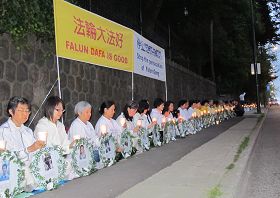 温哥华法轮功学员在中领馆前烛光悼念被中共迫害致死的大陆同修