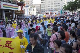 '亲切美丽的仙女们着淡蓝、粉红轻纱，手持莲花和真相材料，特别吸引人们的注意。'