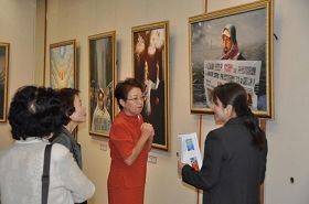 '观众在看美展'