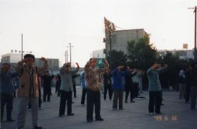 甘肃金昌市公园集体炼功场景