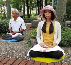 林丽菁（右一）每个假日到士林官邸和同修们一起炼功弘法