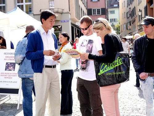 路人在苏黎世古城区希尔申广场（Hirschenplatz）签名制止中共活摘法轮功学员器官