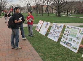 许多俄亥俄州立大学学生聆听法轮功学员讲解