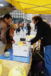 '风雨中人们驻足了解真相，签名反迫害'