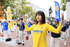 法轮功学员在联合国广场集体炼功