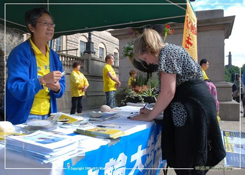 '人们在征签表上签字反对活摘法轮功学员器官'