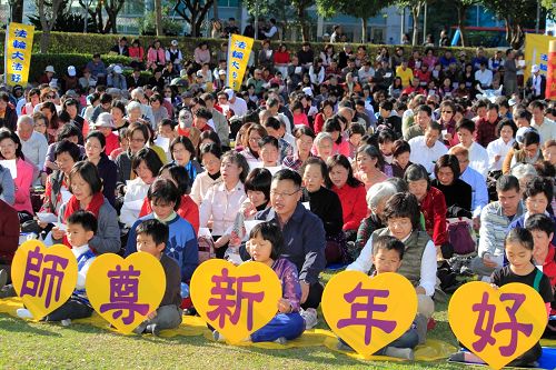 图2.学员集体合唱歌曲感谢李洪志大师将大法传世