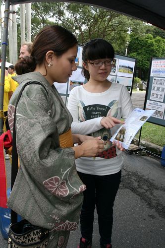 图6：很多西方人士驻足展台了解法轮功