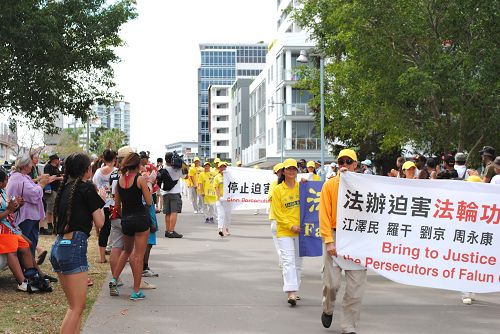 游行结束时，围观的民众为法轮功学员们鼓掌欢呼