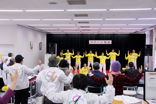 广岛市民交流庆典上，民众学炼法轮功