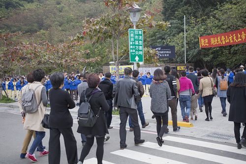 高雄法轮功学员在打狗英国领事馆入口处炼功的祥和场景吸引大陆游客驻足关注和拍照。