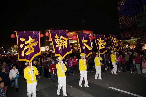 '很多群众说跟着“法轮大法好”巨幅走，一群年轻人说跟着法轮功队伍走，最有精神，心情最愉悦。'