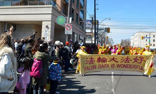 法轮功学员参加多伦多第四十八届复活节大游行，深受观众欢迎