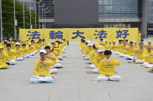 图2-4：法轮功学员聚集于台中市政府广场集体炼功，展示优美的五套功法。