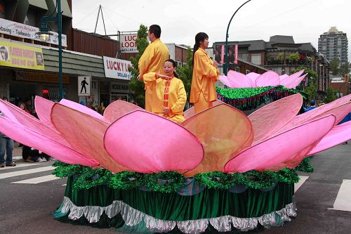 图1-4：温哥华法轮大法学员参加大温哥华地区高贵林港市庆祝五月节的游行，受到欢迎。