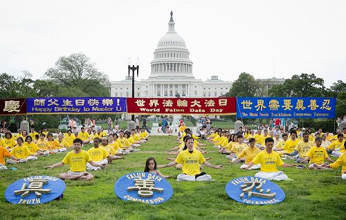 大华府地区法轮功学员在国会山前集体炼功