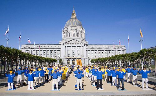 法轮功学员在市政厅广场炼功