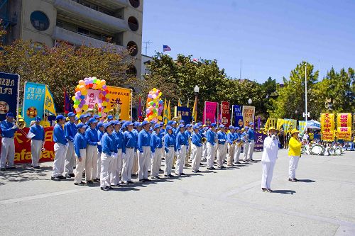 法轮功学员在花园角广场演唱歌曲