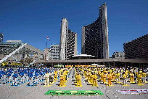 法轮功学员在在多伦多市政广场集体炼功