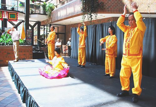 法轮功学员在“体验亚洲”文化展上演示功法