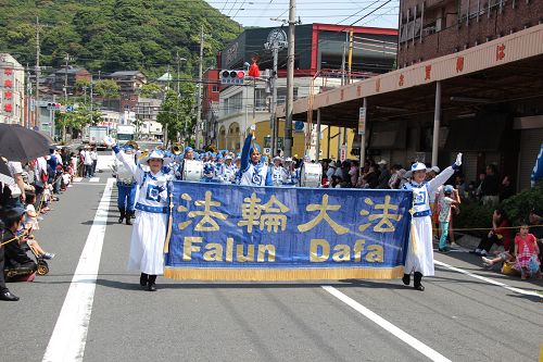 法轮功游行队伍受欢迎