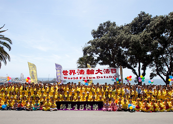 洛杉矶学员庆祝世界法轮大法日