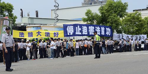 图10：“停止迫害法轮功”巨型横幅，沿着张志军行车路径拉开数百公尺。