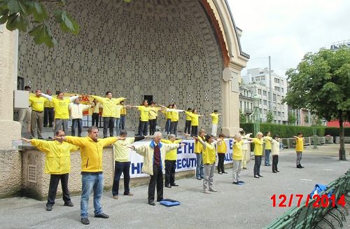 法轮功学员在瑞士旅游胜地卢塞恩的湖边露天音乐厅集体炼功