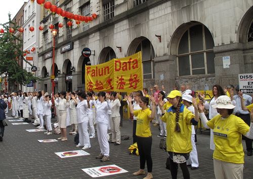 二零一四年七月十二日，法轮功学员在伦敦唐人街展示法轮大法美好、讲真相