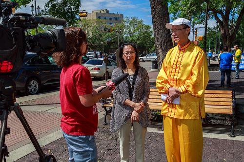 埃德蒙顿多家当地媒体到法轮功学员反迫害集会现场采访