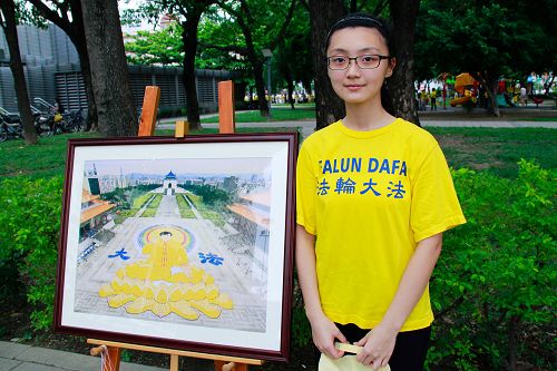 就读大学一年级的昕芸，今天也来参加功法表演，期待中共停止迫害，大陆同修能够像台湾一样自由学炼。