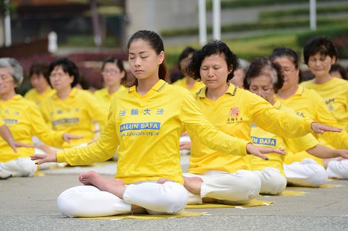 图3-4：法轮功学员专注地炼第五套功法。