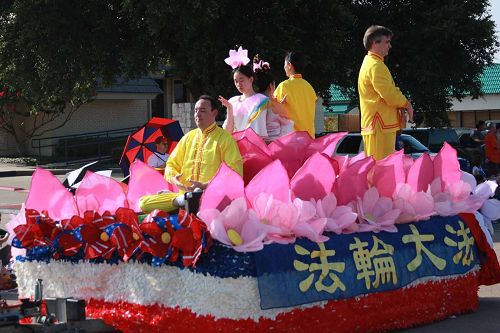 法轮功学员参加美国德州布兰诺市独立日游行