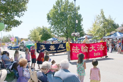 法轮功学员参加印第安纳卡默尔市游行