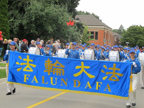 多伦多天国乐团应邀参加勇士节庆祝游行，给伦敦民众带来一道亮丽风景线。