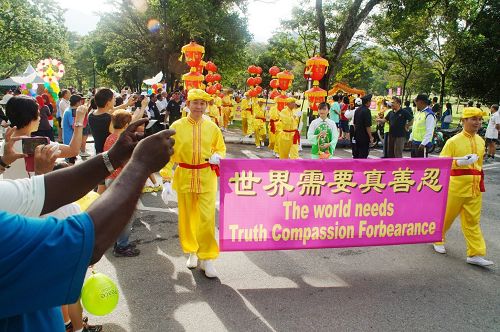 法轮功团体参加国际和平日“和平之旅”游行，队伍从太平湖和平广场浩荡出发