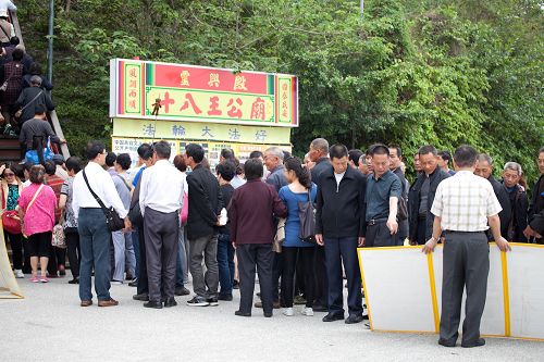 台湾西子湾是大陆游客来台旅游的重要景点，在这里常可见法轮功学员展示真相展板及“三退保平安”等讯息，众多明真相的华人踊跃三退（退出中共党、团、队）。