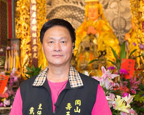 图4：冈山地区规模很大的寺庙寿天宫主委戴先生，看过今年神韵晚会的演出后，非常佩服法轮功修炼者的品质，这次活动特别邀请了天国乐团来引领彩妆游行队伍