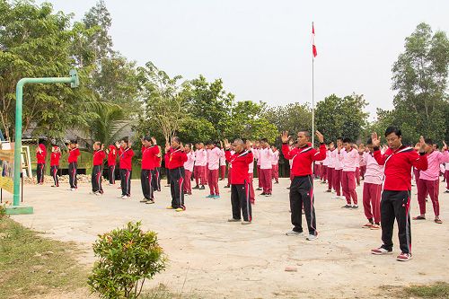 图3-4：大专校老师们、校务处员工们都跟学生们集体学炼法轮功五套功法