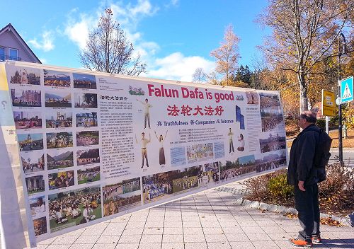 图：法轮功学员在德国著名旅游景点黑森林缇缇（Lake Titisee，Black Forest，Germany）湖举办了法轮功信息日，传播法轮功真相。