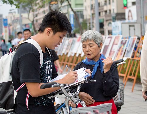 图6－8：民众了解真相，签名联署举报，声援诉江大潮。