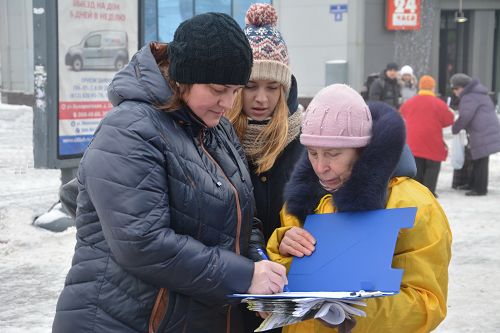 了解真相后的民众纷纷签名制止中共迫害法轮功。