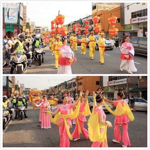 法轮功学员举办的新年游行队伍走在万挠市镇大街上。