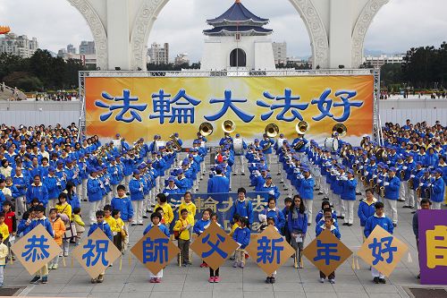 图2：天国乐团演奏“法轮大法好”、“佛恩圣乐”、“谢谢师父”等音乐触动人心。